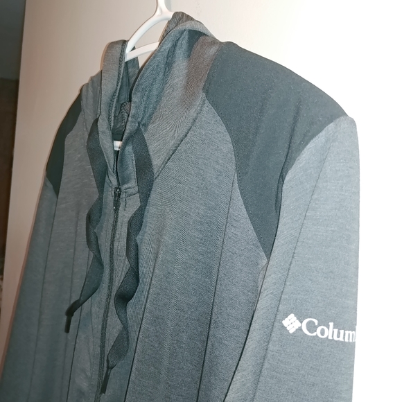 Never worn Columbia Omniwick thin hiking Hoodie - Picture 3 of 5